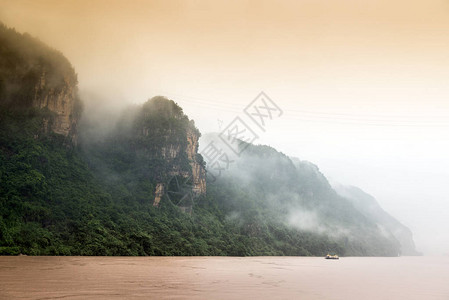 长江三峡雨图片