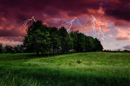 雷雨与闪电在绿色草地视图中图片