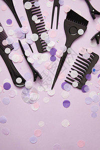 紫色美发和五彩纸屑的各种工具的顶视图图片