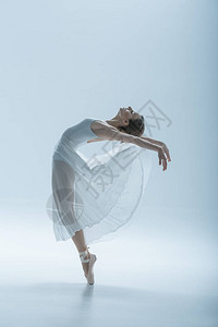 美丽的芭蕾舞蹈在工作室图片