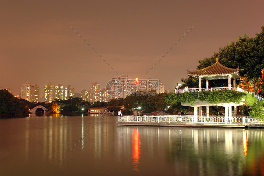 广东省深圳市Lechee李奇公园夜间布满美丽的湖泊反射和传统图片