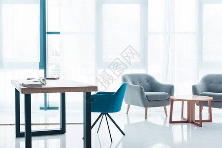 现代办公室内置的木制桌椅和图片