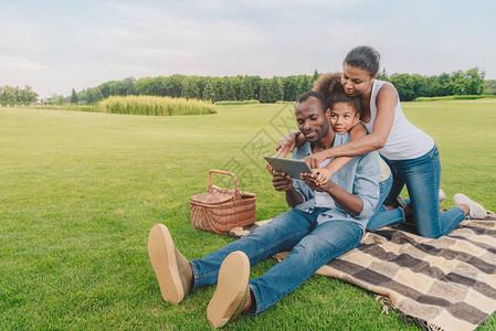 非洲家庭在农村野餐时使用数码片图片