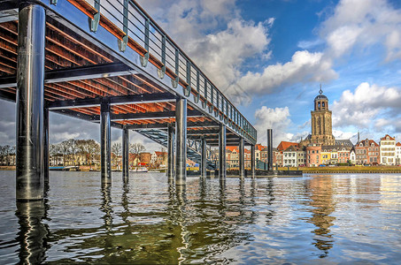 横跨IJssel河向荷兰德文特尔市和新渡口码头的低视角图片