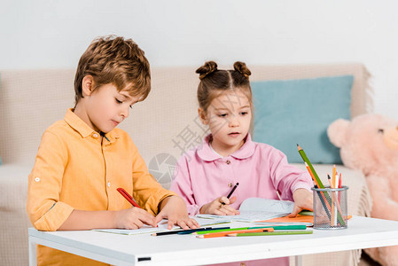 可爱的小孩一起书写和学习共图片