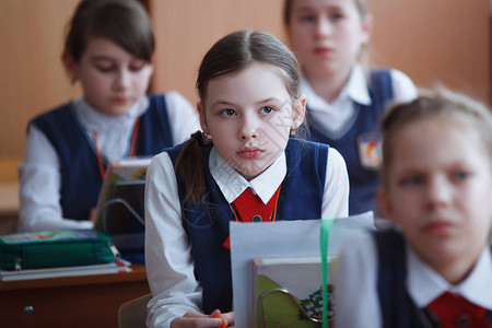 小学生在小学上课女孩看着老师俄罗斯的教育图片