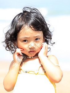 美丽的亚洲小女孩的肖像印度背景图片