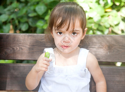 可爱的小女孩吃她的黄瓜图片