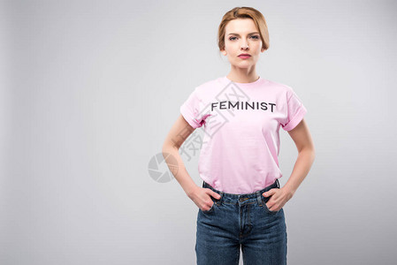 妇女穿着粉红色女权运动者T恤图片