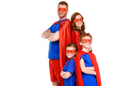 穿着超级英雄装扮的家庭站在十字手的双臂面前看着在白色上被图片