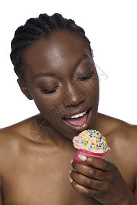 持有冰淇淋锥子的非洲美图片