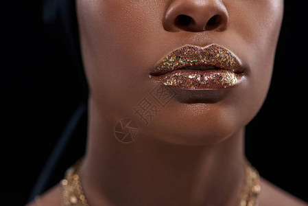 唇彩美籍非洲妇女被拍到的一张照片背景