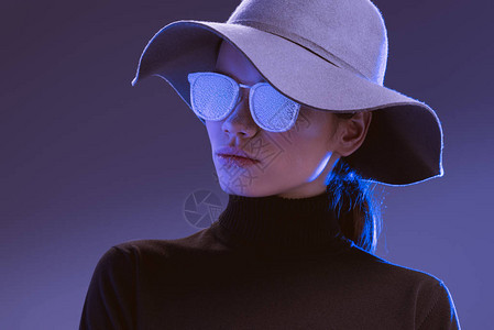 身戴宽厚的帽子和墨镜面霜覆盖的太阳图片