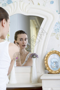 镜子里的年轻女人化妆背景图片