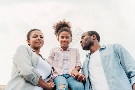 AfricanAfricanAmerican父母和小女儿图片