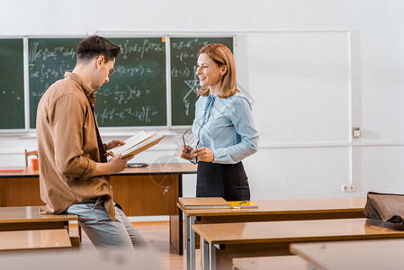 学在课堂上带着书贴着图片