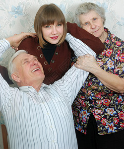 快乐的祖父母和孙女图片