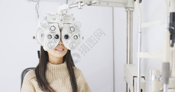 在诊所做眼科检图片