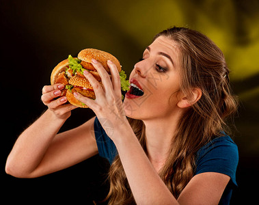 学校食堂女人吃汉堡学生在桌子上吃快餐库克教授烹饪和分享食谱女孩急切地独自吃垃圾背景