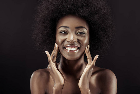 美丽的非洲女人用双手与黑人图片