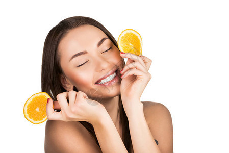 带橙子的快乐女人用来戴护肤面具戴着白图片