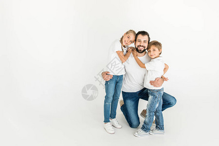 美丽的父亲和孩子微笑和拥抱图片