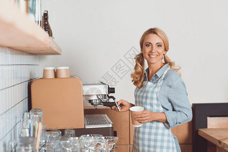 快乐的中年咖啡厅咖啡机煮咖啡图片