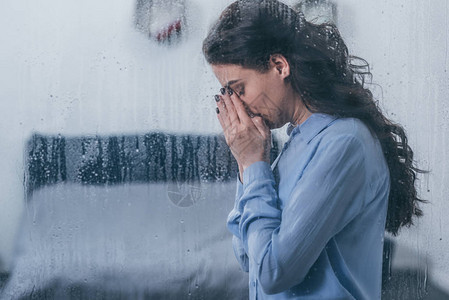 压抑的女人用双手蒙面背景图片