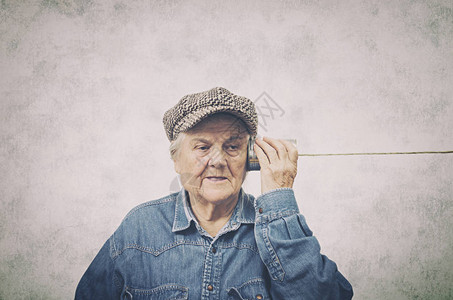 与年龄有关的听力损失概念老年听力损失图片