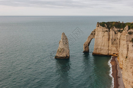 法国诺曼底埃特尔塔悬崖和大海的美图片