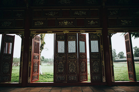 传统东方建筑的装饰门图片