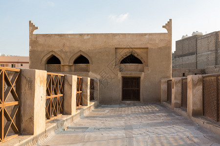 AlMuharraqShaikhIsabinAliHouse的屋顶建筑图片
