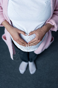孕妇用手在肚子上做心脏符号的切图片
