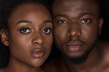 年轻的非洲裔美国夫妇脸上带着水滴看图片