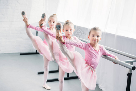 穿粉红色裙的可爱孩子练习芭蕾和看芭图片