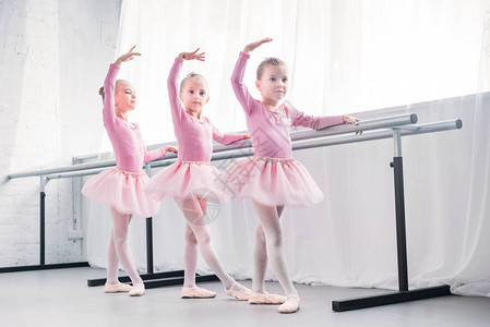 在芭蕾舞演播室跳舞的粉红色Ttutu裙子中可爱图片
