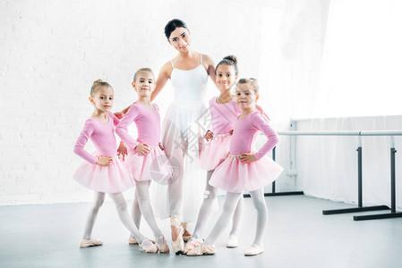 芭蕾教师与可爱的小芭蕾舞女郎在芭蕾学校图片