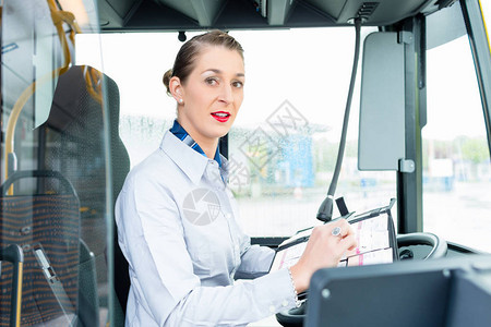 司机位子的女公共汽车司机图片