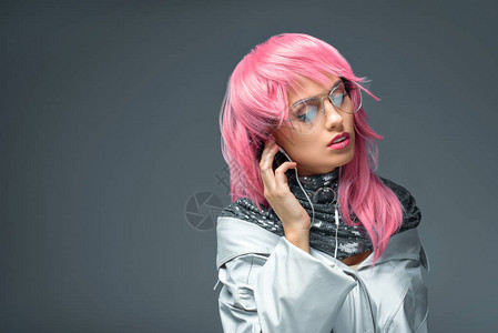 穿着粉红假发和眼镜的时髦女孩背景图片