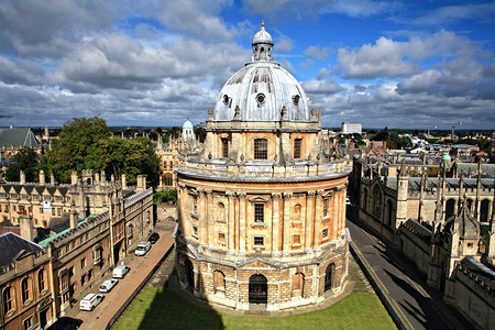 位于英格兰中央牛津的大学博德利亚图书馆具有里程碑意义的Radcliffe相机阅览室背景图片