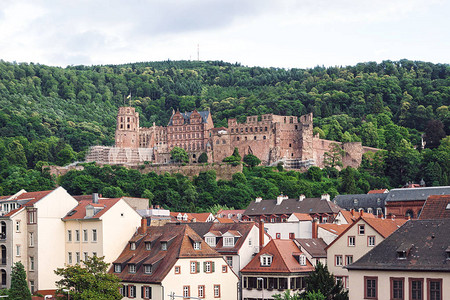 位于山坡上的文艺复兴时期的海德堡城俯瞰图片