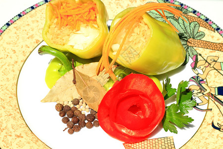 甜辣椒和肉料盘子上的Vylozhennye图片