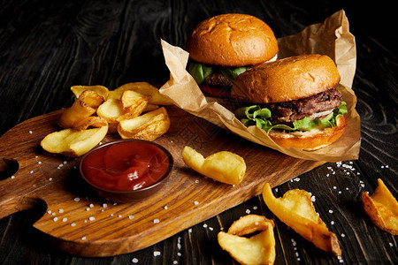 热辣快餐厅汉堡包和土豆加酱背景图片