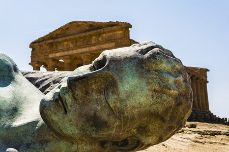 古希腊神话人物伊卡鲁斯青铜雕塑背后的康科迪亚寺庙图片