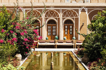 中东非伊朗亚兹德的传统中东家庭室内花园背景