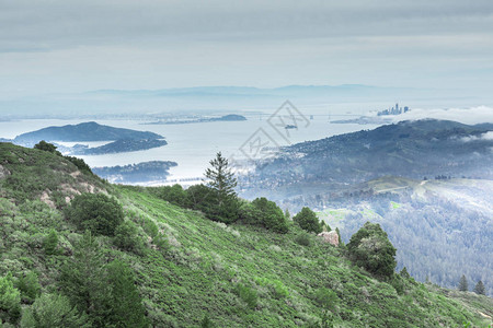 风景包括旧金山天际线旧金山奥克兰湾大桥恶魔岛天使岛蒂布隆索萨利图片