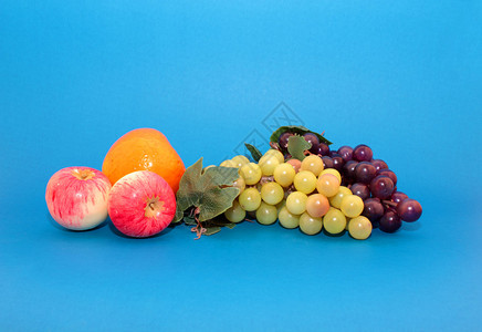 蓝色背景中的人造水果背景图片