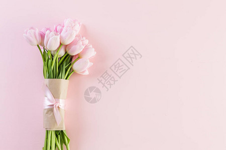 粉红色背景上的粉红色郁金香花束图片