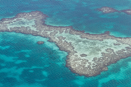 伯利兹圣佩德罗海岸屏障珊瑚礁的空中航向图片