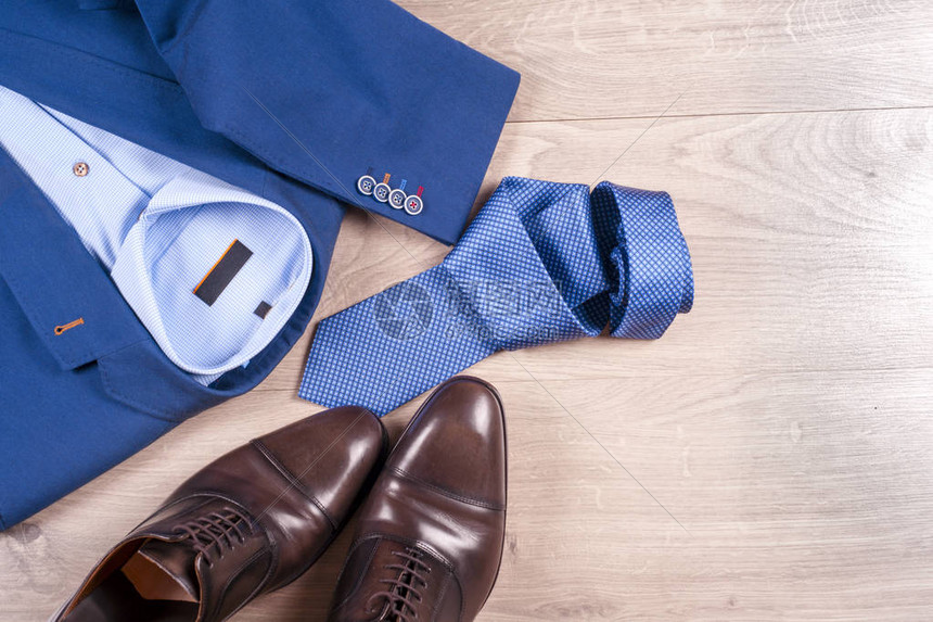 一套经典男装蓝色西装衬衫棕色鞋子腰带和木制背景的领带时尚男士配饰套装顶视图复图片